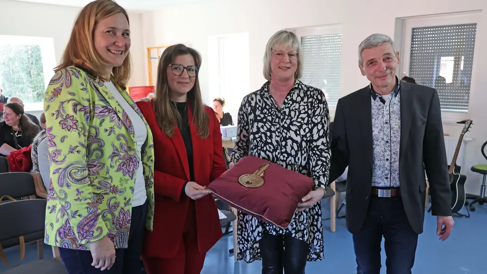 Kita-Leiterin Susann Röhrborn (2.v.r.) und Hans-Jürgen Melle vom Zwickauer Kinderhausverein bekamen symbolisch den Schlüssel von OB Constance Arndt und Baubürgermeisterin Silvia Queck überreicht. Kita-Leiterin Susann Röhrborn (2.v.r.) und Hans-Jürgen Melle vom Zwickauer Kinderhausverein bekamen symbolisch den Schlüssel von OB Constance Arndt und Baubürgermeisterin Silvia Queck überreicht.