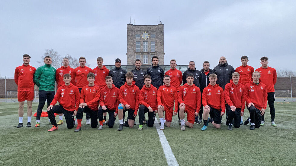 Danny Röhl (2. Reihe, 8.v.l.) mit der U19 des FSV Zwickau