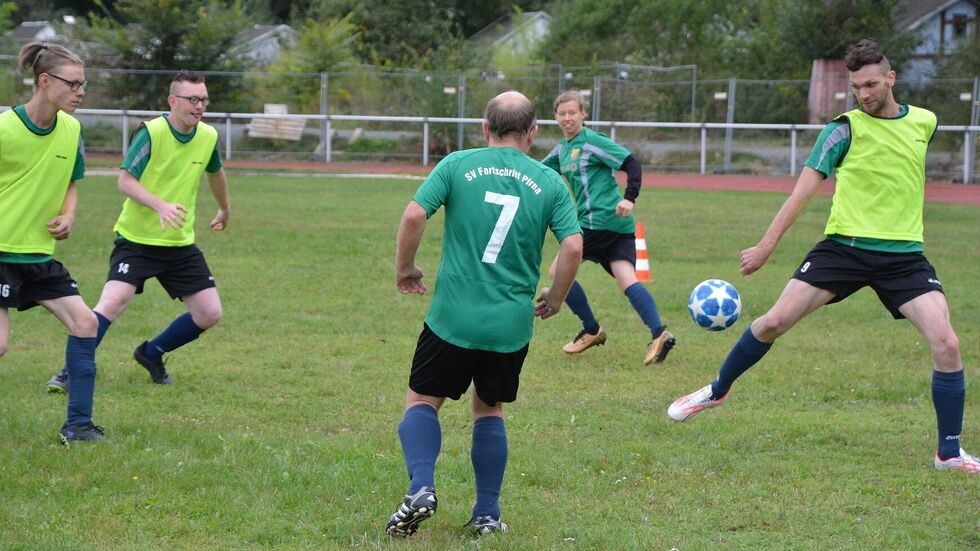 Es gibt verschiedene Wettkämpfe und Disziplinen - z.B. Fußball.