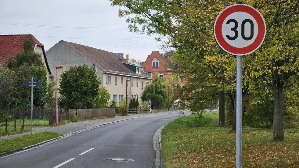 Das in diesem Jahr neu eingerichtete 30er-Tempolimit auf der Brandiser Straße in Engelsdorf und Baalsdorf gilt auf einer Länge von 1,8 Kilometern.