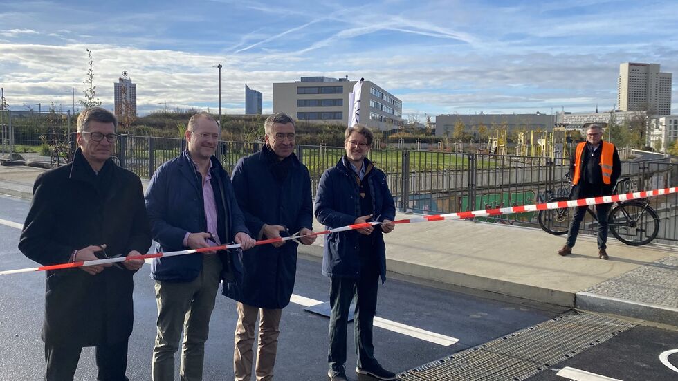 Bauamtschef Michael Jana (li.), Investor Sebastian Hombach von "Leipzig zwei GmbH & Co. KG", Baubürgermeister Thomas Dienberg, Investor Felix von Keyserlingk ("Leipzig zwei GmbH & Co. KG").