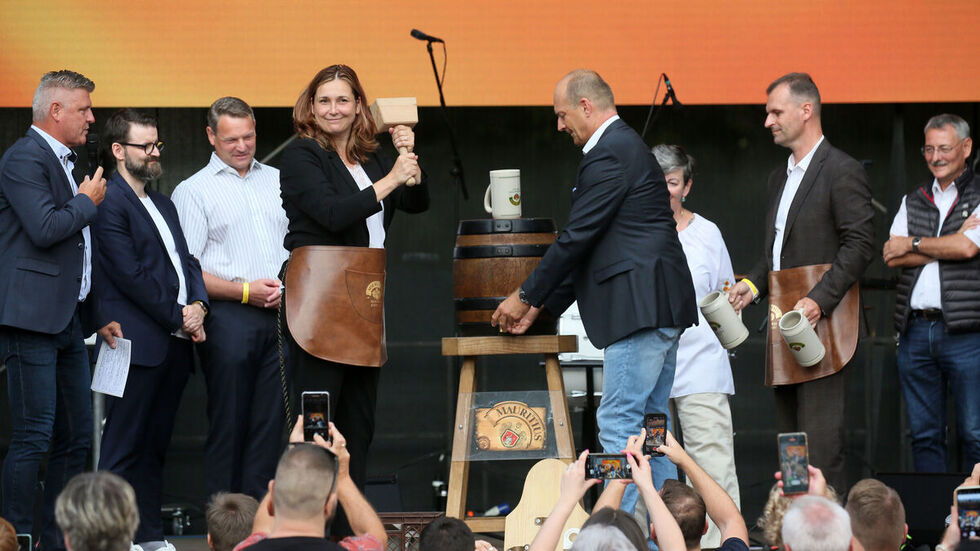 Oberbürgermeisterin Constance Arndt beim Fassbieranstich, Mauritiuschef Jörg Dierig sekundierte.