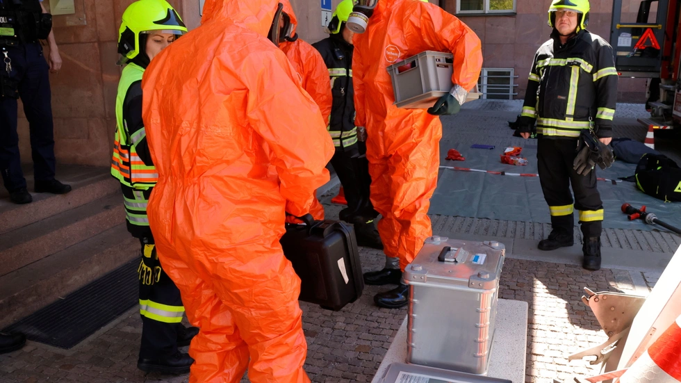 Die Feuerwehr musste zu einem ABC-Einsatz an der AOK in der Müllerstraße anrücken. Die Feuerwehr musste zu einem ABC-Einsatz an der AOK in der Müllerstraße anrücken.