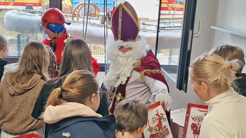 Durch die Fenster hat der Nikolaus kleine Überraschungen verteilt.