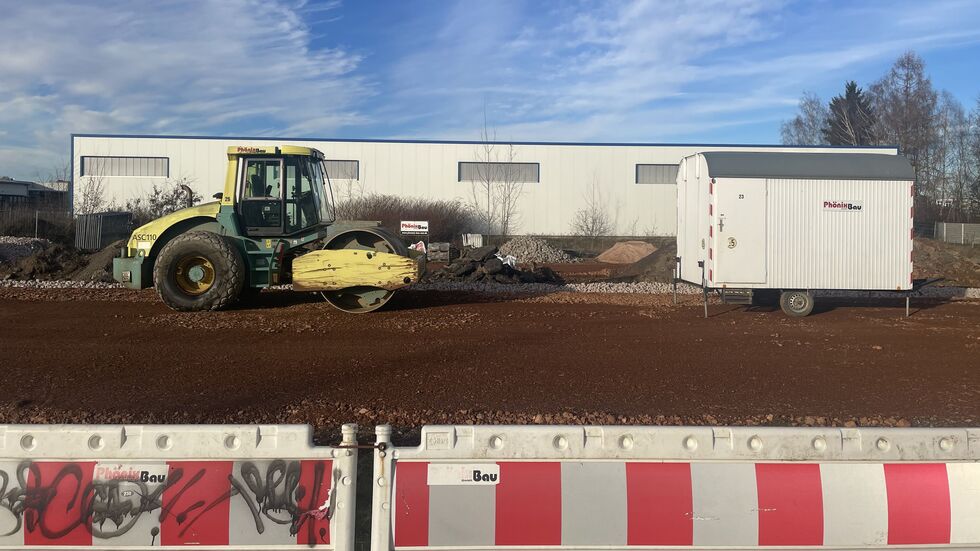 Das wird nichts Halbes, sondern ein Parkplatz mit Schott und Asphalt, ausgelegt für fünf LKW.