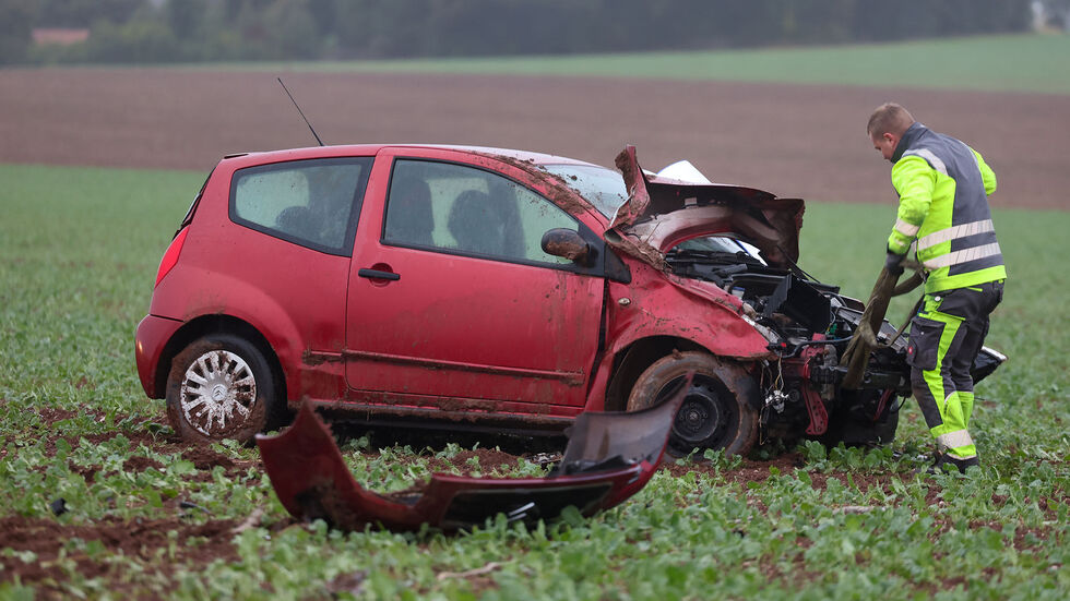 Der Gesamtsachschaden an Pkw und Flur wird auf 12.000 Euro geschätzt. 