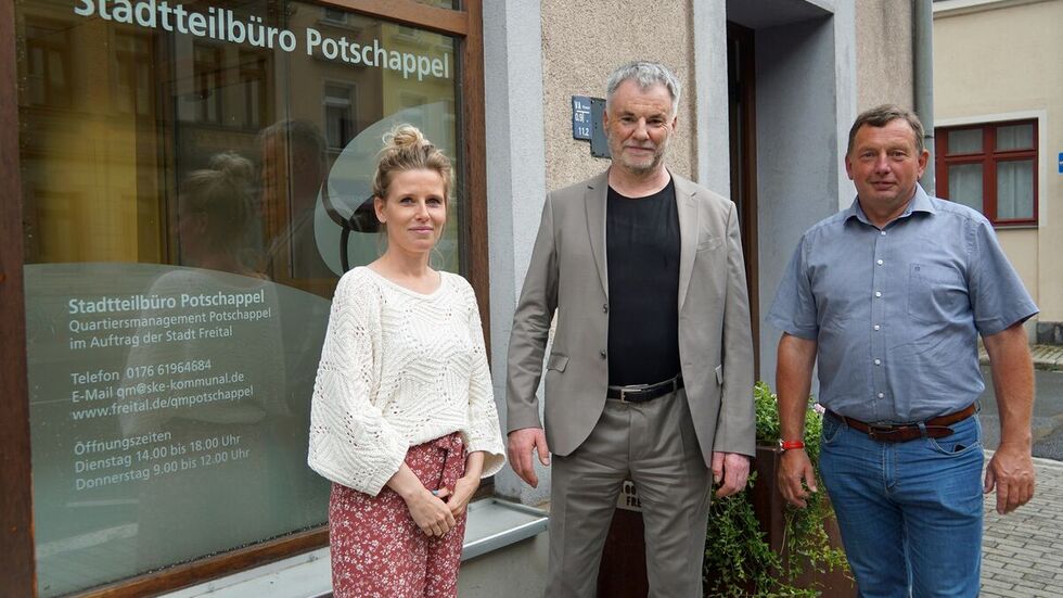 Quartiersmanagerin Christine Kaczorowski vor dem neuen Stadtteilbüro mit Oberbürgermeister Uwe Rumberg und Matthias Preiß (r.) von der SKE-Kommunalentwicklungsgesellschaft mbH. 