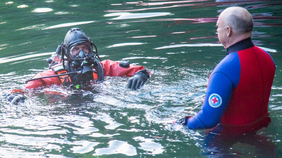 Auch die Suche mit Rettungsboot und -tauchern blieb erfolglos. 