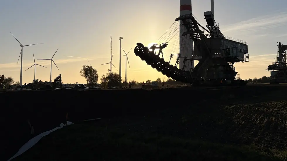 Im Sonnenaufgang begann die Übersetzung des Koloss.