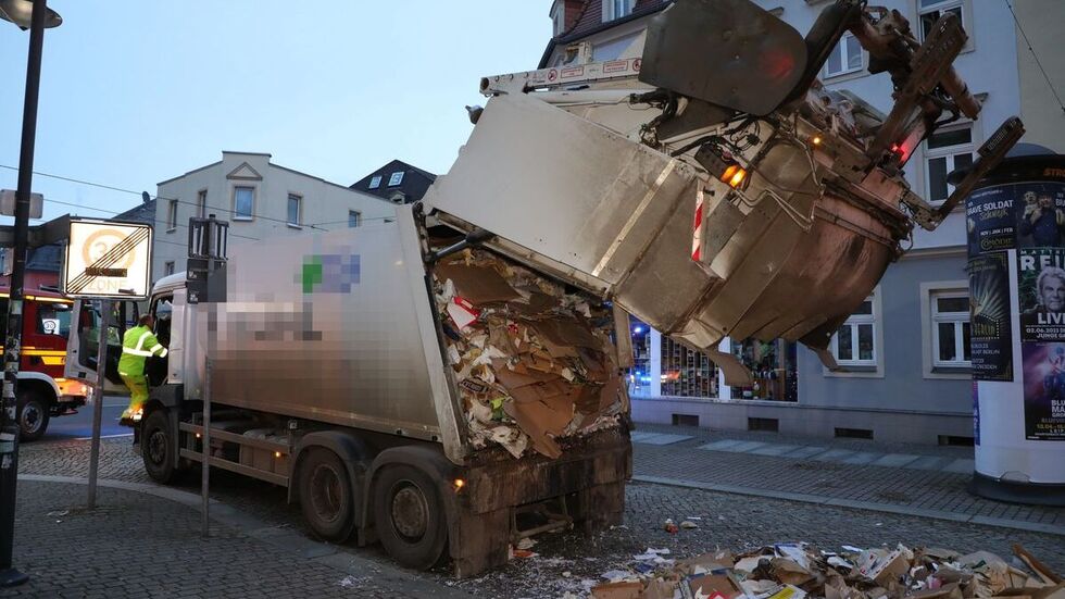 Das Müllauto am Unfallort.