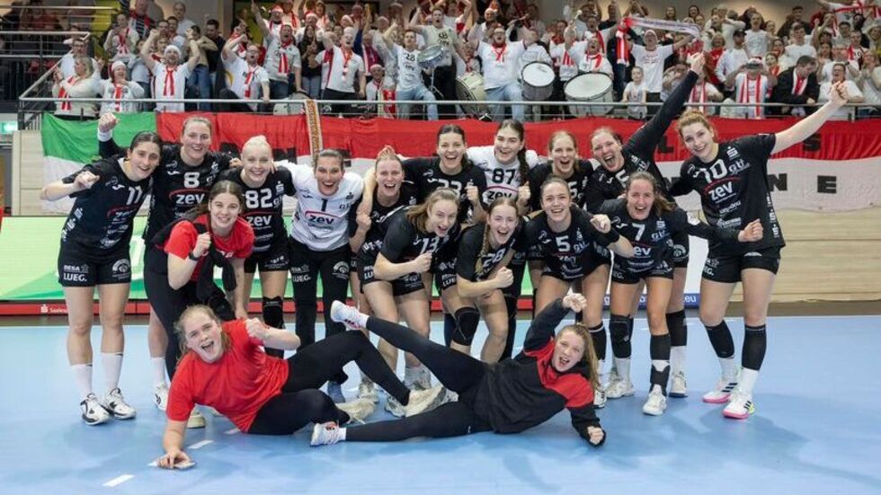 Mannschaftsfoto mit jubelnden BSV-Spielerinnen 