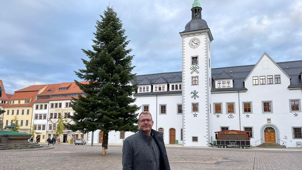 Auch Freibergs Oberbürgermeister Sven Krüger freut sich über den schönen Baum.