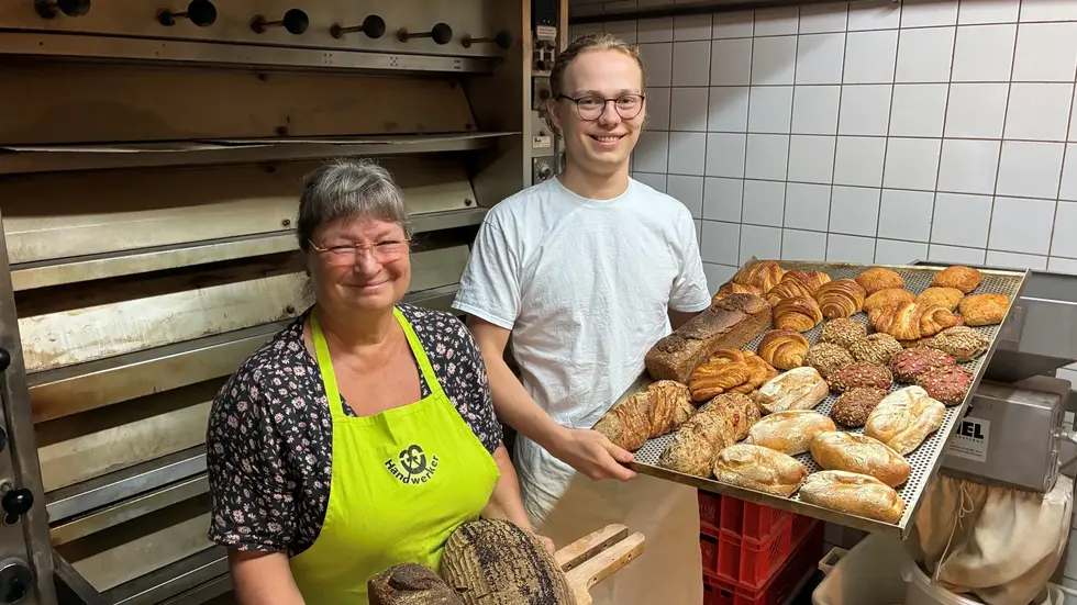 Bäcker Moritz Graf zu Lynar hat seine Ausbildung in der Cottbuser Bio-Bäckerei Schmidt bei Innungsobermeisterin Diana Lewandowski absolviert