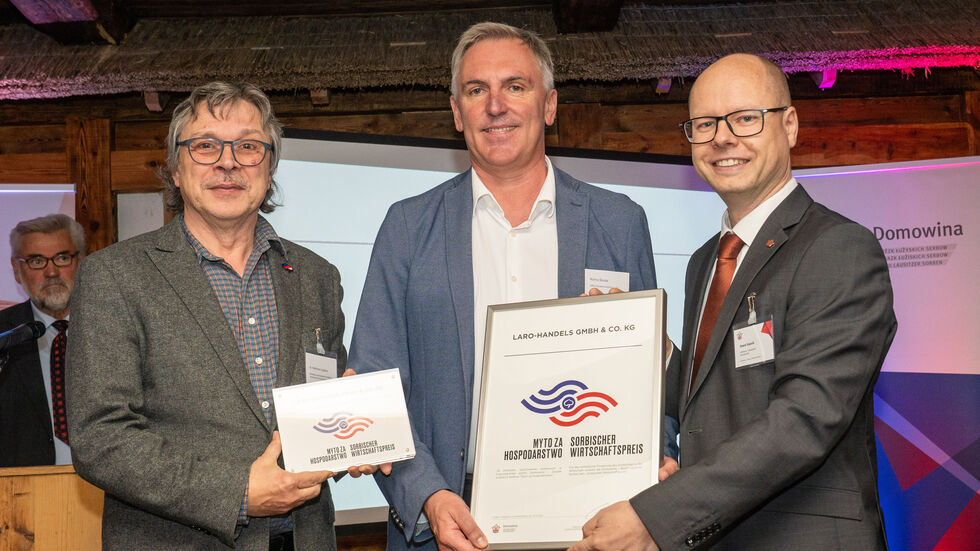 v.l.n.r.: Dr. Hartmut Leipner, Ronny Schaden (LARO-Handels GmbH & Co. KG), Domowina-Vorsitzender Dawid Statnik v.l.n.r.: Dr. Hartmut Leipner, Ronny Schaden (LARO-Handels GmbH & Co. KG), Domowina-Vorsitzender Dawid Statnik