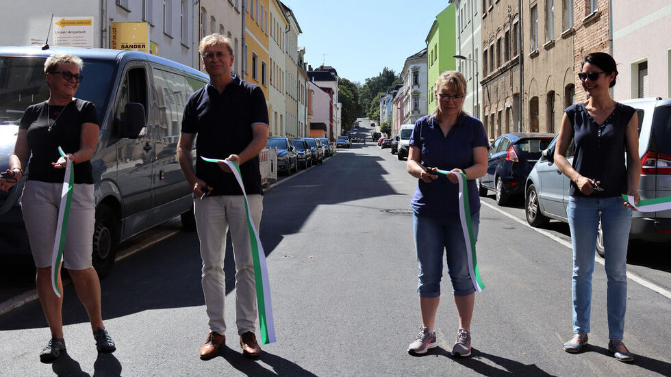 Heike Schüler von den Wasserwerken(v.l.), OB André Raphael, Kati Hübner vom Planungsbüro und Ellen Lehmann von der Baufirma