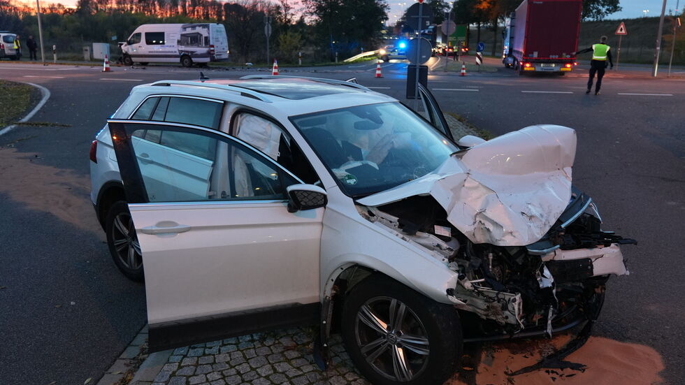 Der beteiligte SUV wurde schwer beschädigt, mehrere Airbags sind aufgegangen.