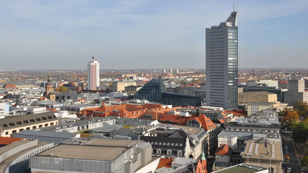 Blick über Leipzig. Bis zu 2000 ungenutzte Gewerbeflächen könnten in den kommenden Jahren mit Fördermitteln zu Wohnungen umgebaut werden. Blick über Leipzig. Bis zu 2000 ungenutzte Gewerbeflächen könnten in den kommenden Jahren mit Fördermitteln zu Wohnungen umgebaut werden.