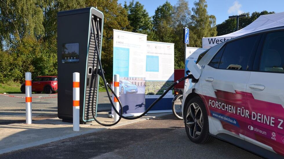 Ladesäule am Ubineum mit E-Auto als Fotomotiv - spätestens im Oktober soll wirklich Strom fließen.