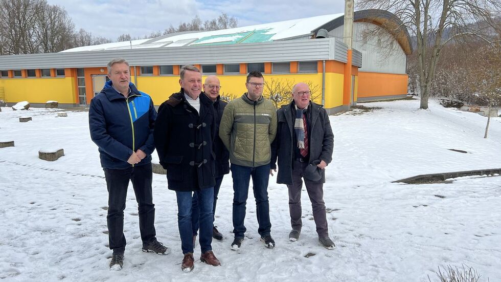 Bürgermeister Thomas Martolock (r.) an der Seite von Vereinsvertretern und Schulleiter der Polenz-Oberschule. Zusammen wollen sie nach dem Brand die Weichen für die Zukunft stellen.
