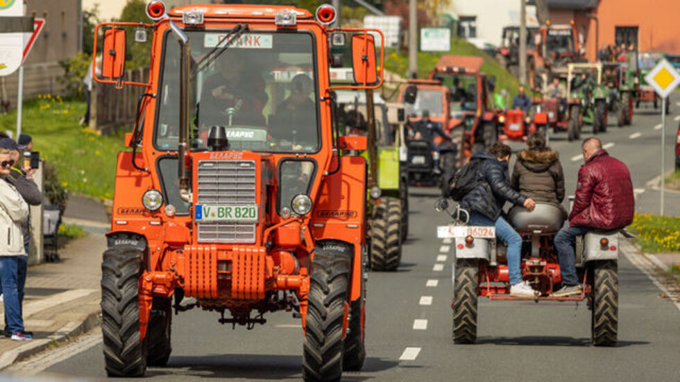 An die Hundert Traktoren tuckerten am 1. Mai durch Auerbach.