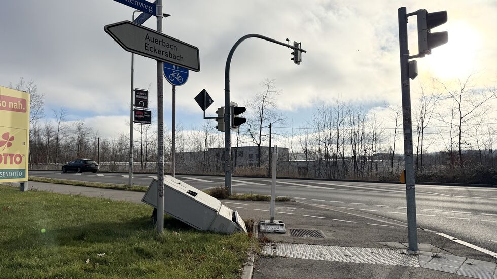 Der Stromkasten ist seit einem Unfall kaputt. Der Stromkasten ist seit einem Unfall kaputt.
