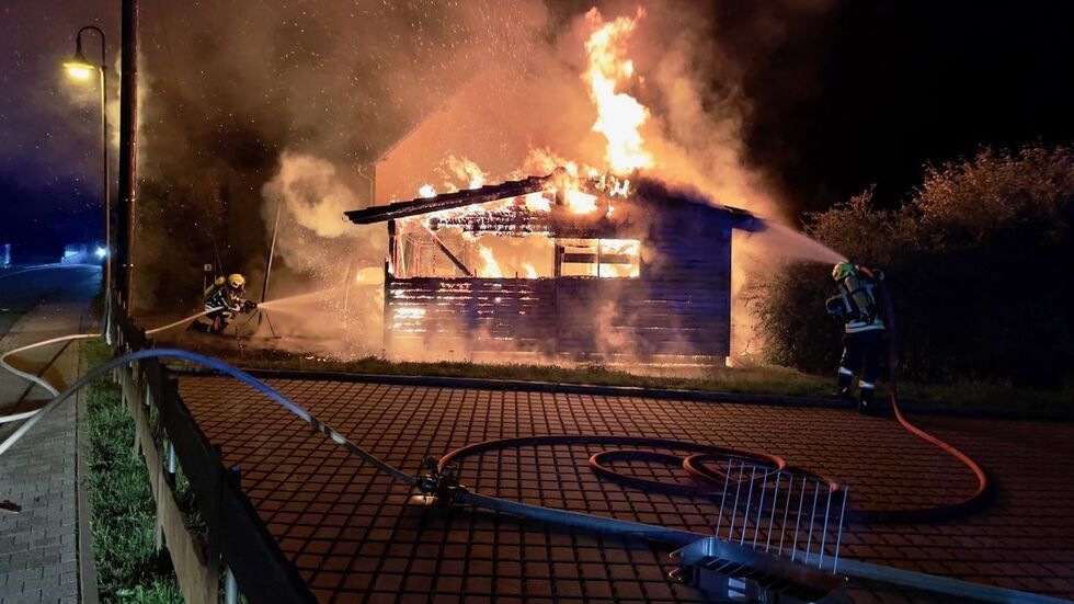 Der Carport sowie die darin untergestellten Fahrzeuge brannten Samstagmorgen völlig aus.