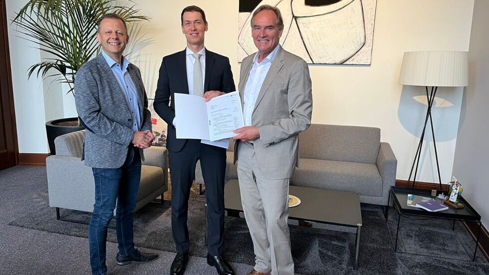 Bei Übergabe der Genehmigung: Landesdirektionspräsident Béla Bélafi (Mitte) mit Leipzigs Oberbürgermeister Burkhard Jung (rechts) und Leipzigs Finanzbürgermeister Torsten Bonew (links)