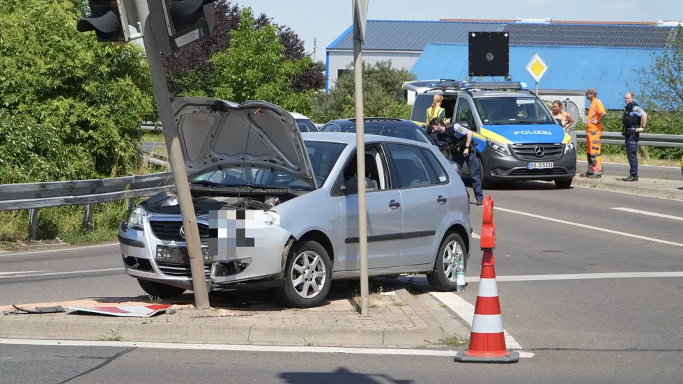 Der Mann krachte mit dem VW Polo voll gegen den Ampelmast. Der Mann krachte mit dem VW Polo voll gegen den Ampelmast.