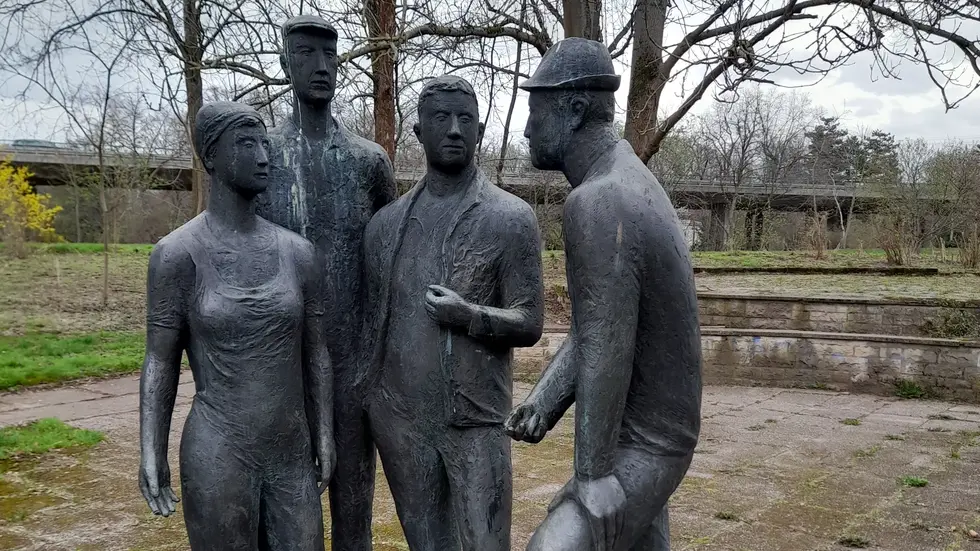 Die noch vollständige Skulpturgruppe "Klasse der Genossenschaftsbauern" an der Südspitze des Großen Parkteichs - der ganz rechte Genosse wurde abgesägt.