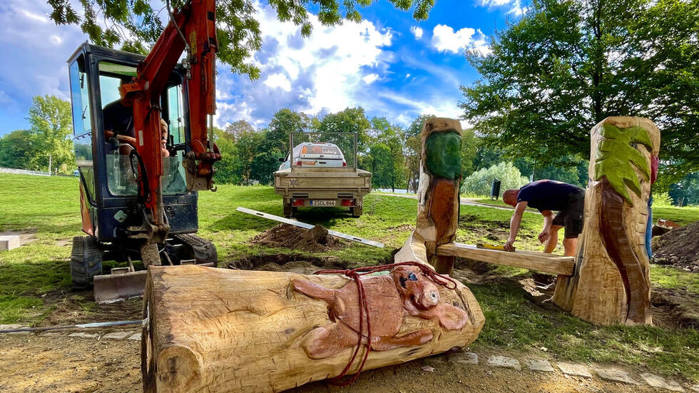 Die Bank haben Kinder und Jugendliche zusammen mit dem Bildhauer Silvio Ukat hergestellt - sie und eine Tafel wollen auf die Kinderrechte aufmerksam machen.  