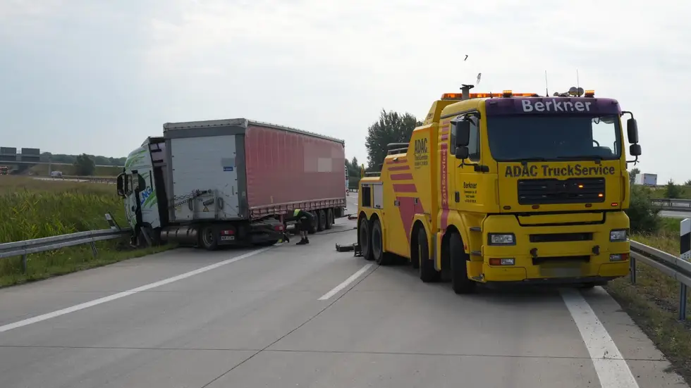 Die Bergung des Fahrzeugs dauert an.