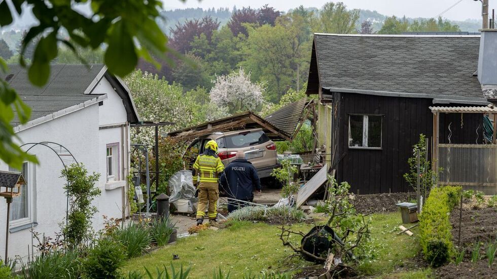 Der Ford kam schließlich an der Terrasse zum Stillstand. 