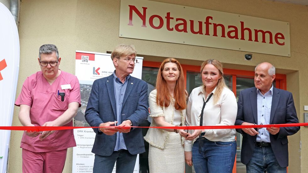 Sie zerschneiden das Band: Pflegeleiter Matthias Reuschel, Chefarzt Lucas Lindner, Klinikgeschäftsführerin Diana Lohmann, Ärztin Michaela Knor und Bürgermeister Jochen Fankhänel (v.l.) 
