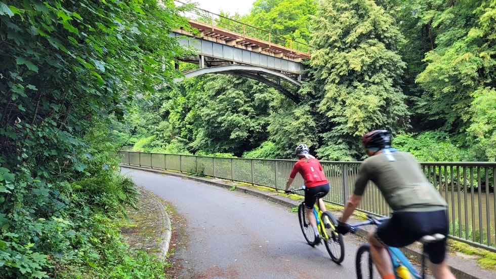 Die Bahnlinie führt durch das malerische Neißetal. Die Bahnlinie führt durch das malerische Neißetal.