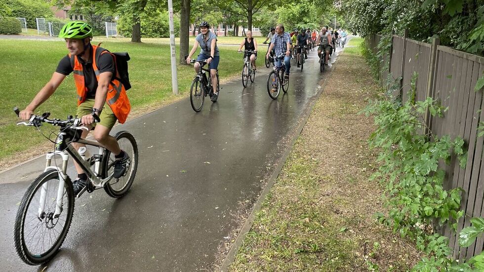 Die Radtour begann nach einem Regenguss auf nassen Wegen - 30 Radler störte das nicht, sie machten trotzdem mit.
