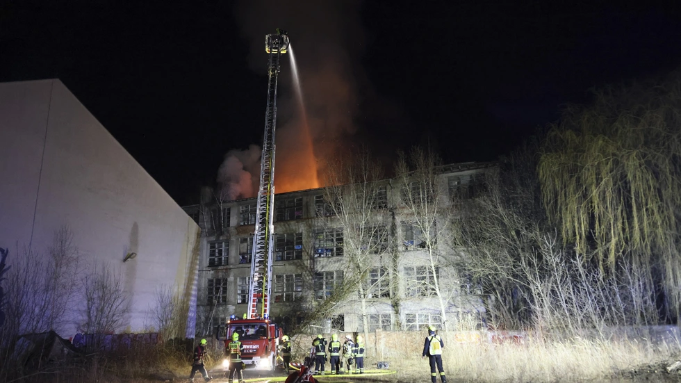 Das Dach der ehemaligen Wanderer-Werke stand in Flammen. Die Feuerwehr löschte zunächst über eine Drehleiter von außen.
