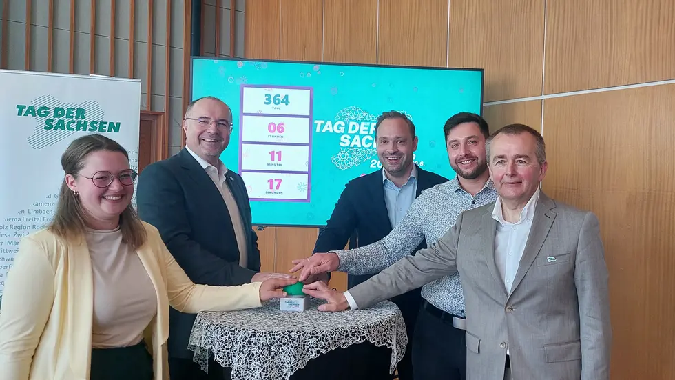 Der Countdown wurde per Buzzer eingeläutet von: Lena Schaller (Stadtmarketing Plauen), Steffen Zenner (Oberbürgermeister Plauen), Alexander Dierks (Landtagspräsident), Lars Krämer (Stabsstellenleiter "Tag der Sachsen") und Marko Mühlbauer (Sparkasse Vogtland) (v.l.n.r.) 