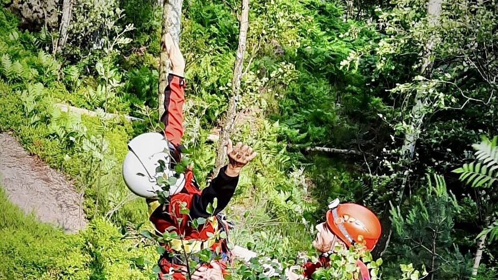 Rettung naht: Die Kameraden versorgen verletzte Wanderer.