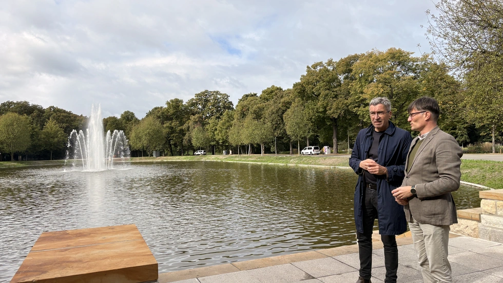 v.l.n.r.: Thomas Dienberg (Bürgermeister und Beigeordneter für Stadtentwicklung und Bau) und Heiko Rosenthal (Bürgermeister und Beigeordneter für Umwelt, Klima, Ordnung und Sport) haben das Bassin heute offiziell bergeben.