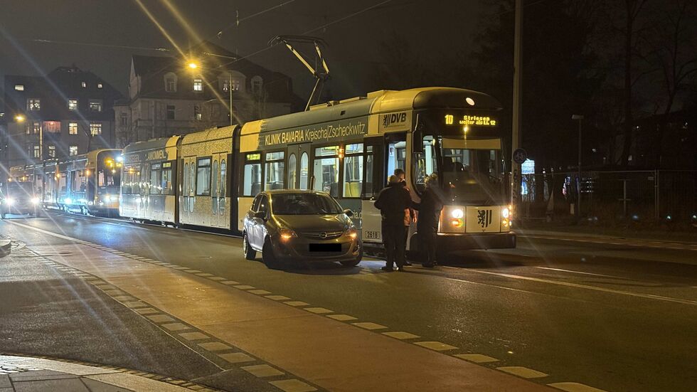 Am Montag Nachmittag kollidierte ein Pkw mit einer Bahn der Linie 10