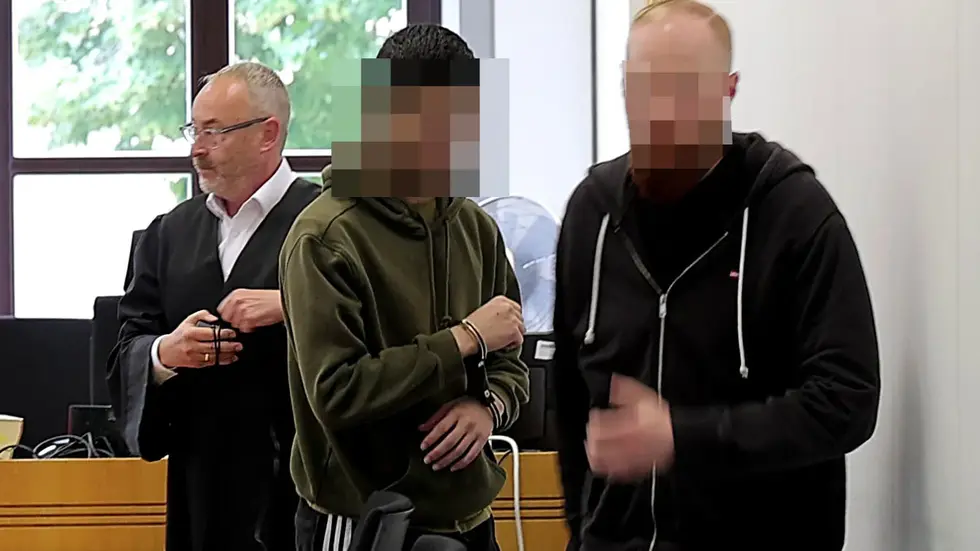 Der Angeklagte im Gerichtssaal des Landgerichts Chemnitz. Nach dem gewaltsamen Tod einer 91-Jährigen in einem Pflegeheim in Bernsdorf ordnete das Gericht die Unterbringung des früheren Pflegers in einem psychiatrischen Krankenhaus an. Der Angeklagte im Gerichtssaal des Landgerichts Chemnitz. Nach dem gewaltsamen Tod einer 91-Jährigen in einem Pflegeheim in Bernsdorf ordnete das Gericht die Unterbringung des früheren Pflegers in einem psychiatrischen Krankenhaus an.