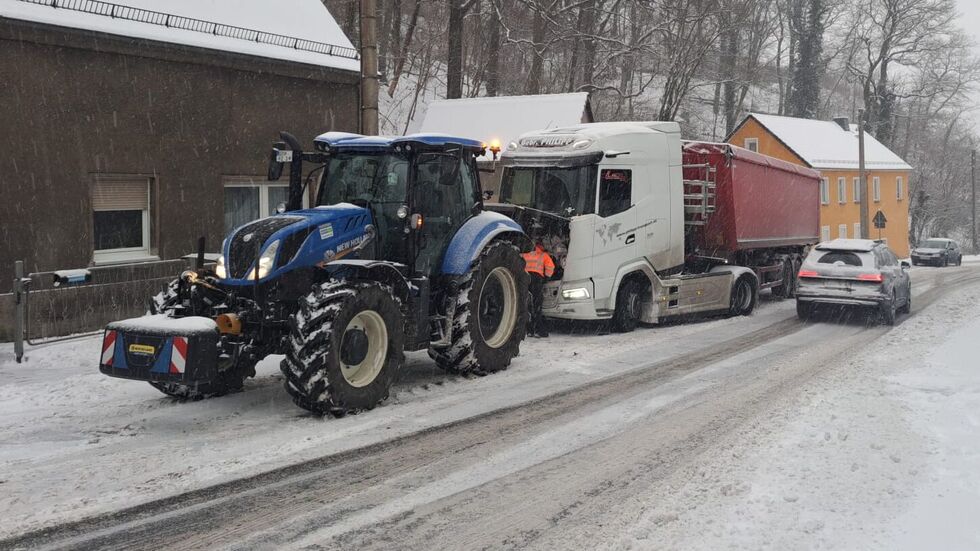Hier zieht Grimmas Oberbürgermeister Tino Kießig den LKW mit einem Traktor aus dem Schlamassel.