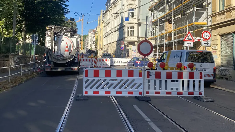 Das Loch soll im Laufe des Freitags geflickt werden, wieder freigegeben werden kann die Straße aber frühestens am Samstag.