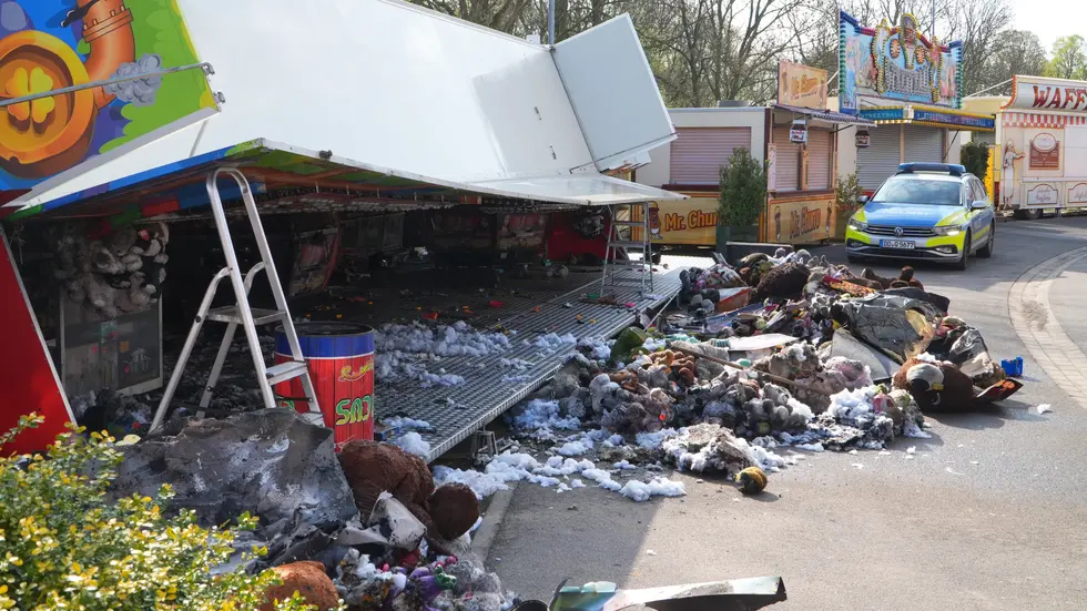 Tag 1 nach dem verheerenden Brand, die Polizei ist zur Untersuchung vor Ort: Ein Schausteller-Stand auf der Leipziger Kleinmesse wurde bei dem Brand schwer beschädigt, viele Kuscheltiere verkohlten. Tag 1 nach dem verheerenden Brand, die Polizei ist zur Untersuchung vor Ort: Ein Schausteller-Stand auf der Leipziger Kleinmesse wurde bei dem Brand schwer beschädigt, viele Kuscheltiere verkohlten.