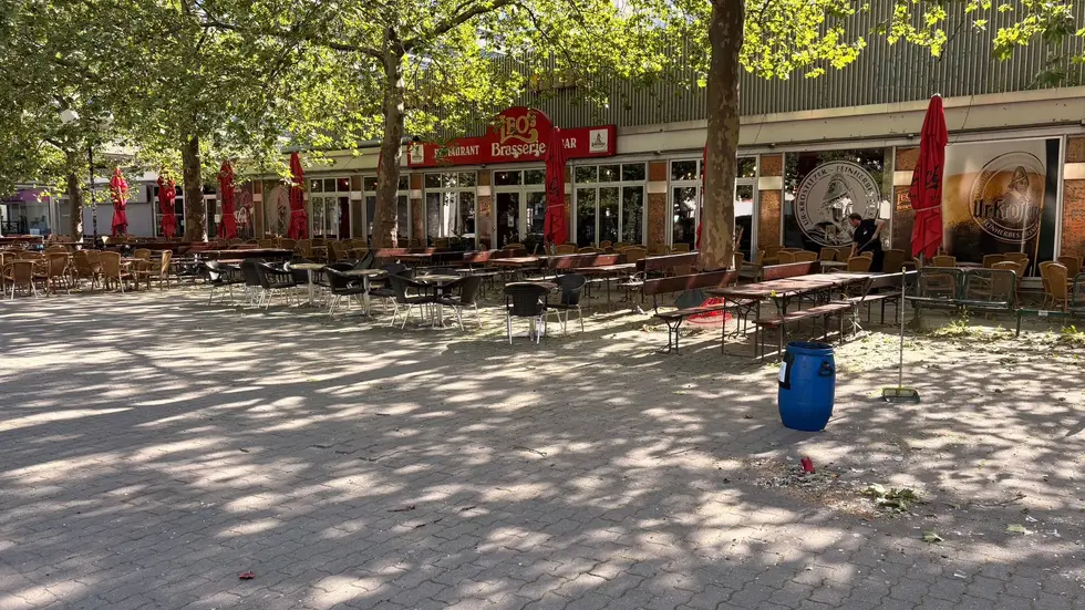 Hier vor Leo's Brasserie in der Leipziger Innenstadt kam es zu den Zusammenstößen, am Tag danach sind die Scherben noch überall zu sehen.