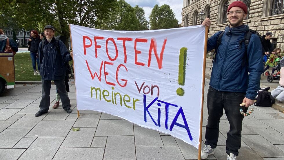 Zahlreiche Eltern und Mitarbeiter von Freien Trägern waren zu der großen Demo gekommen.