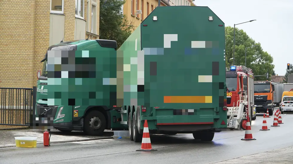 Der große Lkw steht seit Montagmorgen quer auf der Bundesstraße und blockiert sie. Wie er in diese Lage geriet, ist bisher nicht bekannt.