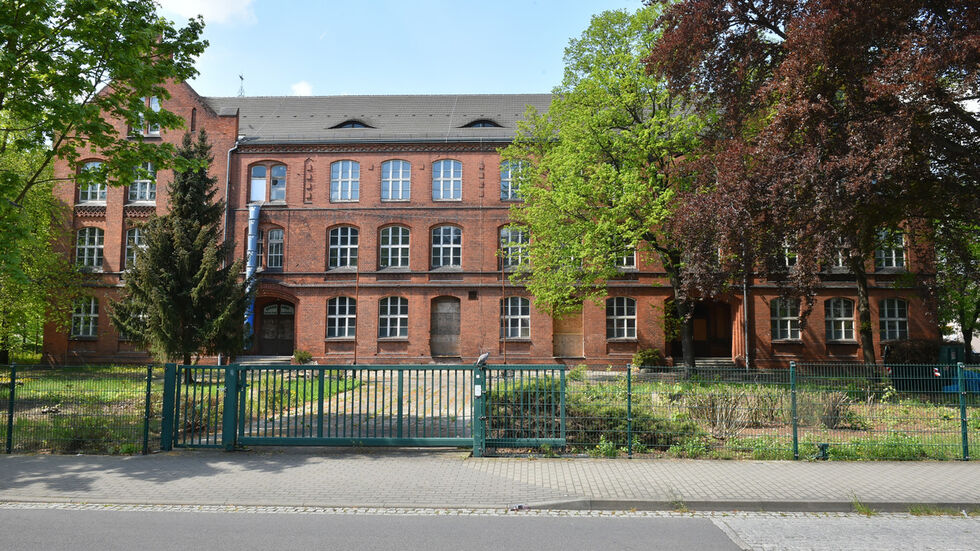 Große Pläne für die alte Realschule in Senftenberg: Ein Unternehmerpaar ist neuer Eigentümer des historischen Gebäudes. 
