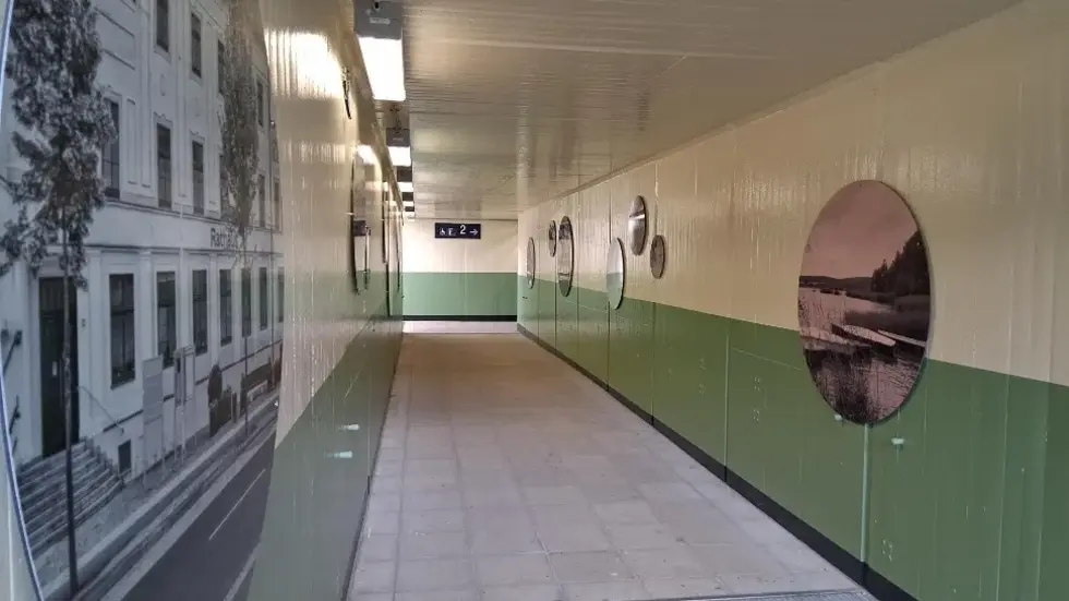 Zukunftsbahnhof Niesky: Personentunnel mit einer Galerie von historischen Bildern der Stadt Niesky   
