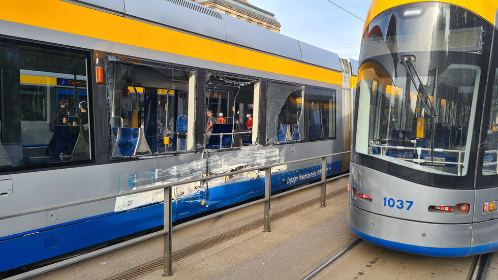 Die Straßenbahnen stießen seitlich zusammen.